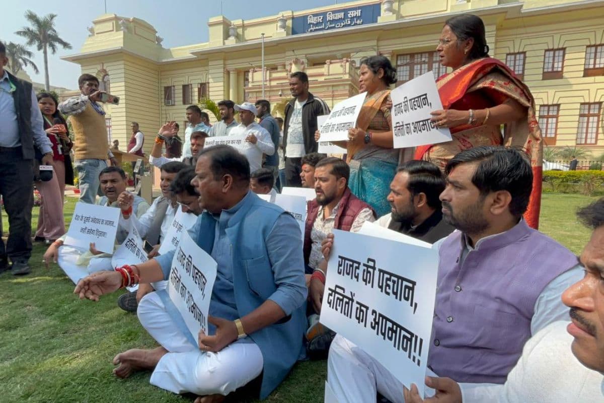 रामविलास पासवान को बेचारा कहने पर आज भी हंगामा, चिराग के विधायकों ने किया प्रदर्शन रामविलास पासवान को बेचारा कहने पर आज भी हंगामा, चिराग के विधायकों ने किया प्रदर्शन