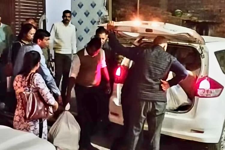 पटना हॉस्टल कांड: CBI की टीम ने हॉस्टल को साढ़े तीन घंटे तक खंगाला, छात्रा के कमरे से क्या-क्या ले गए अधिकारी