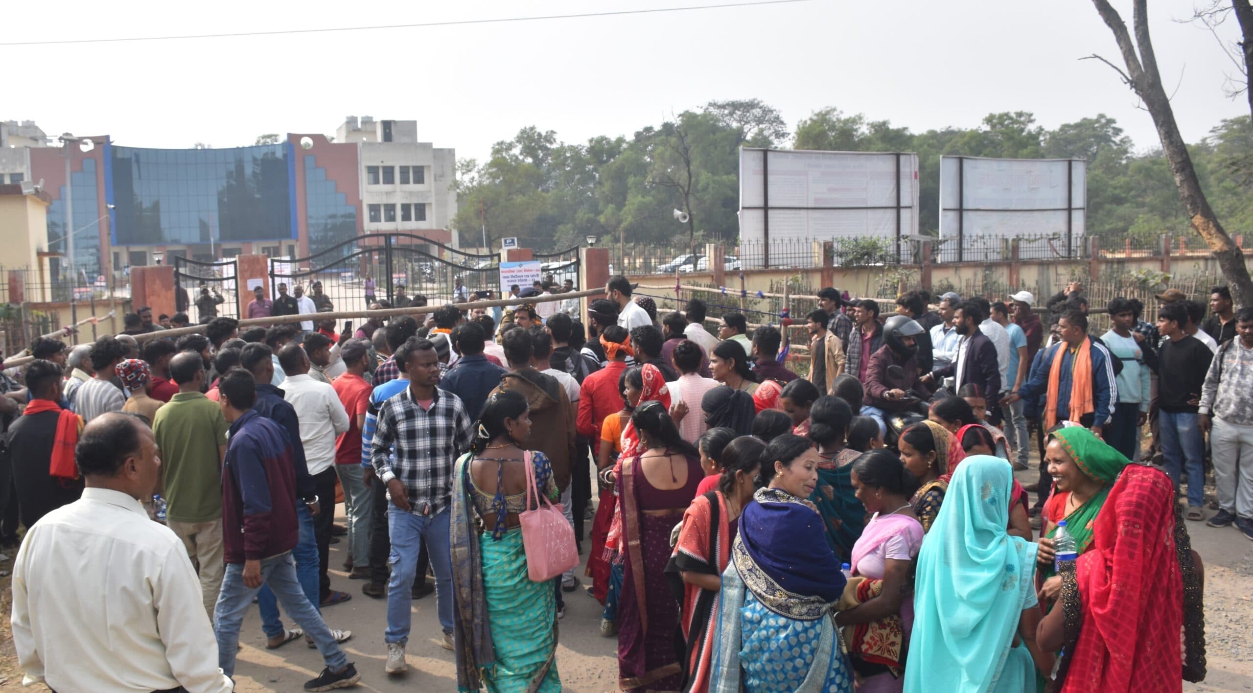 Bokaro News : मेयर के लिए पांच व पार्षद के लिए 42 अभ्यर्थियों ने लिया नामांकन पत्र