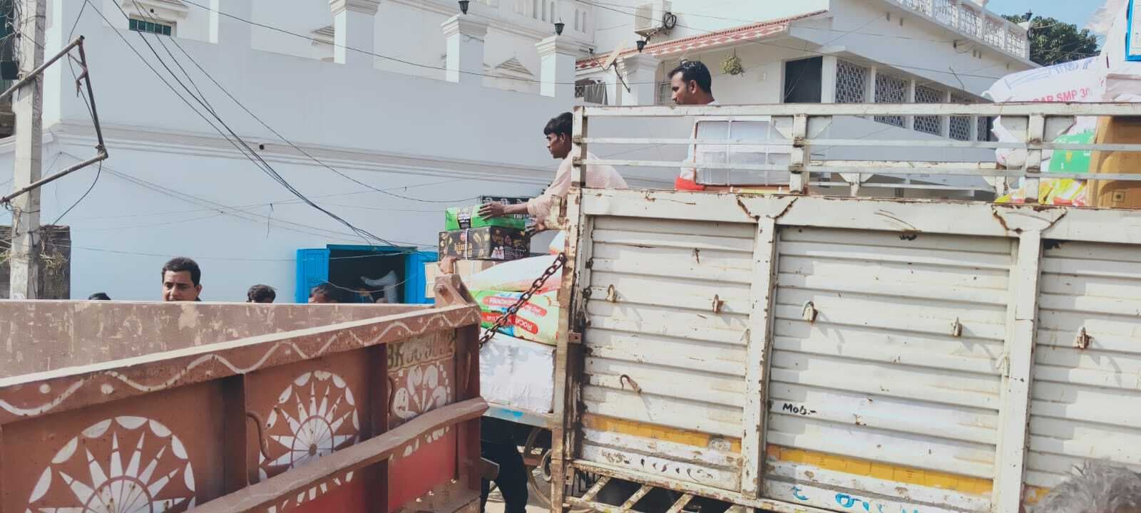 सड़क पर वाहन खड़ी करने से राहगीराें को परेशानी