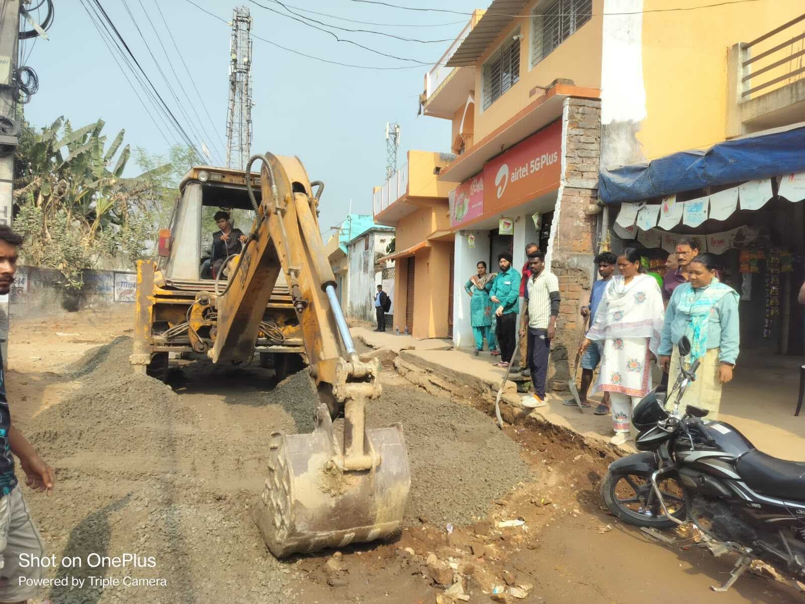 Jamshedpur News : ठेकेदार की मनमानी से सड़क निर्माण में विवाद, उपायुक्त से मिलेंगे प्रतिनिधि