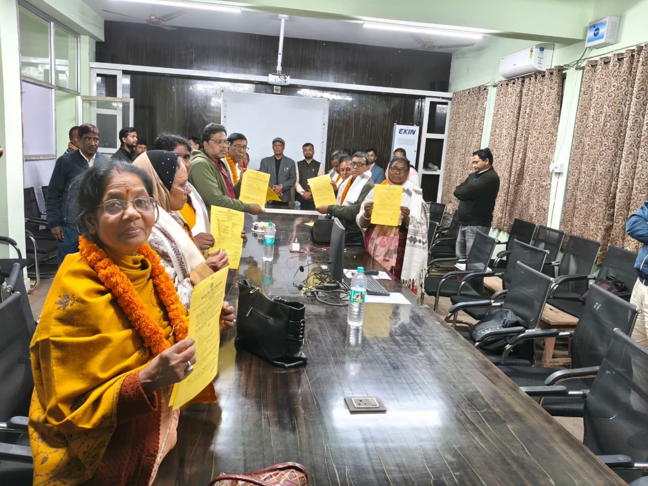 सेवानिवृति शिक्षकों को दी गयी भावभीनी विदाई