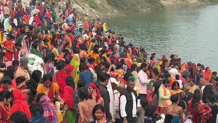 माघी पूर्णिमा पर गंगा घाटों पर उमड़ा आस्था का सैलाब