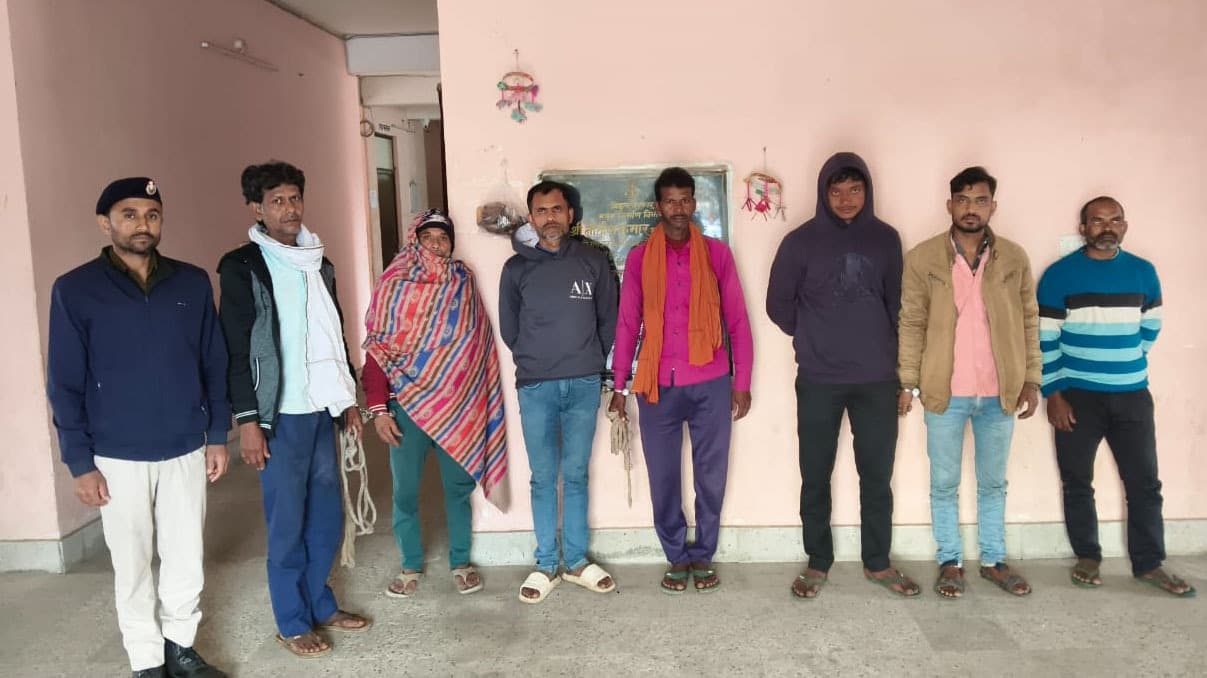 लावारिस अवस्था में रखे 61 लीटर बीयर बरामद, सात शराबी गिरफ्तार