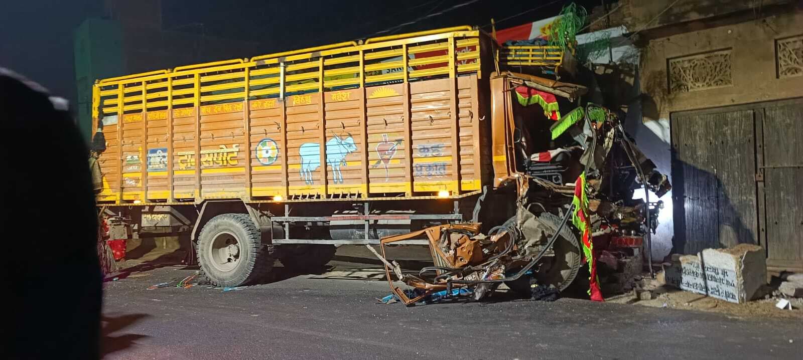 एनएच-80 पर ट्रक-बस की टक्कर, चालक गंभीर