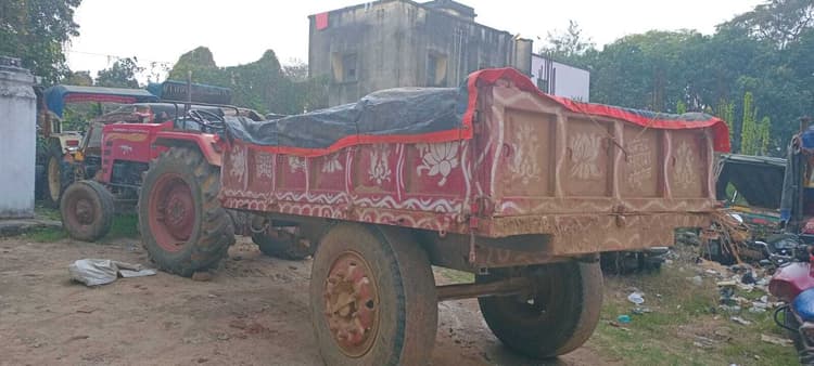 बालू लदा ट्रैक्टर जब्त, चालक हुआ फरार