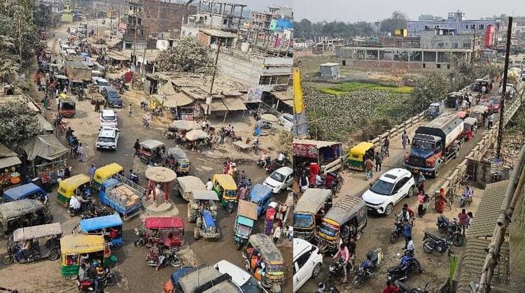 सालमारी बाजार में अतिक्रमण से जाम की समस्या