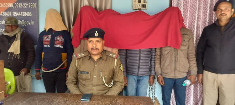 तीन वाहनों से 50 पशु बरामद, पांच गिरफ्तार