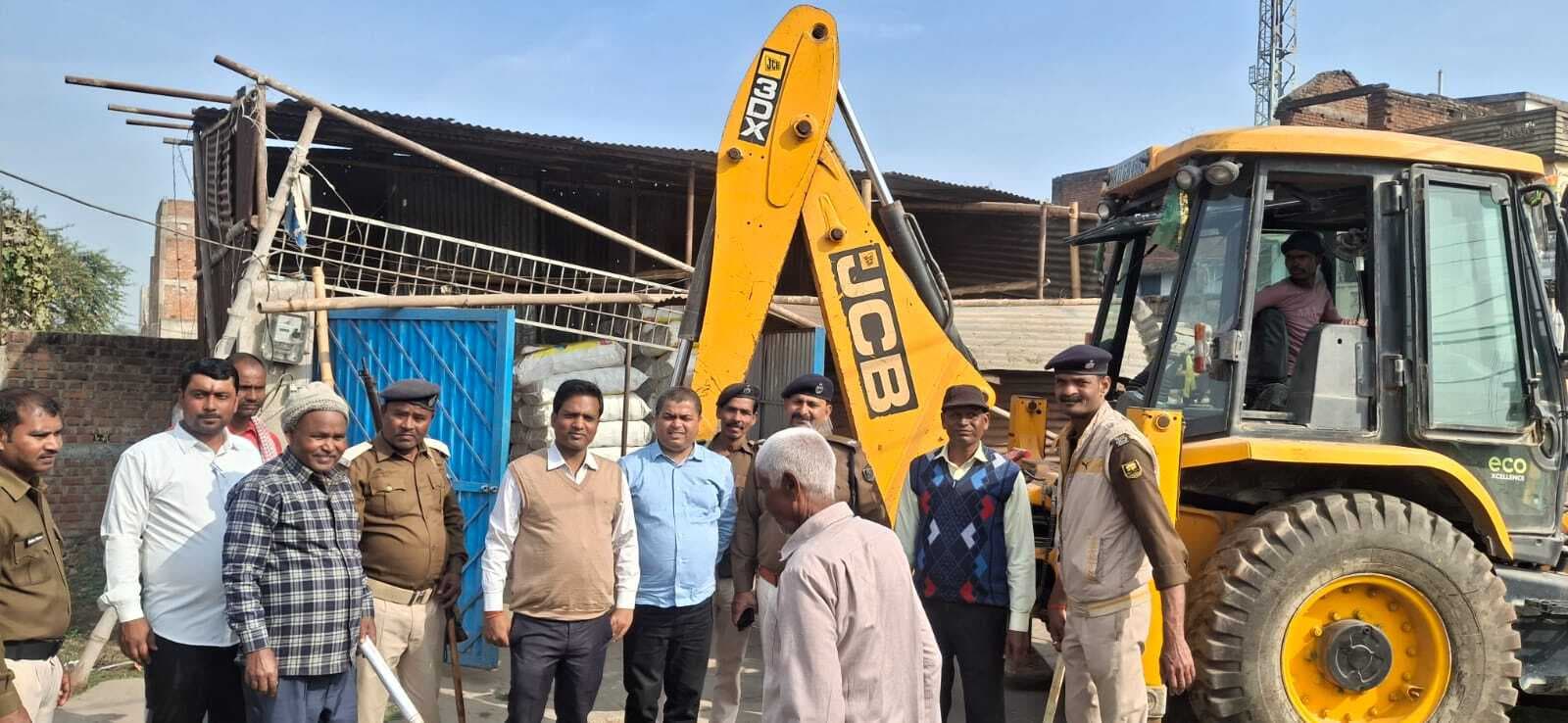 बाराहाट बाजार में हटा अतिक्रमण, पक्का निर्माण वालों को अंतिम चेतावनी