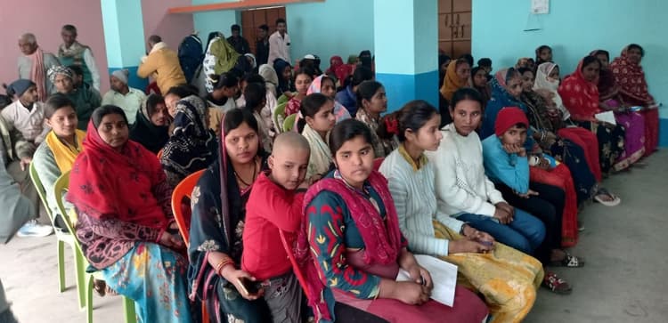 बोरना में कुंभकारों व महिलाओं को दिया जा रहा प्रशिक्षण