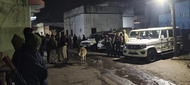 Dhanbad News: आपसी रंजिश दो पक्षों में भिड़ंत, ईंट पत्थर चले, दो घायल