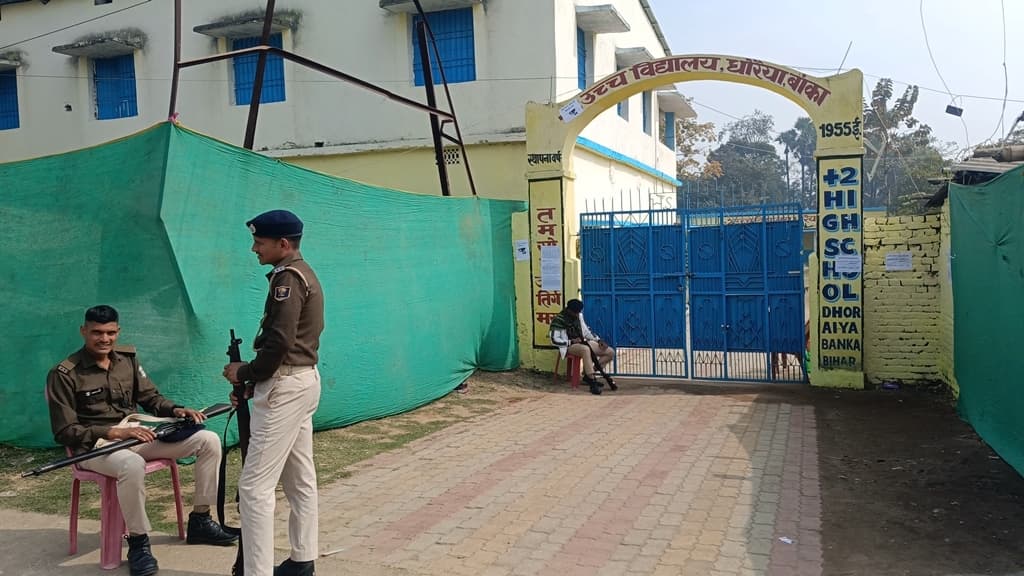 प्लस टू उच्च विद्यालय धोरैया में शांतिपूर्ण हो रही पहले दिन की इंटर परीक्षा