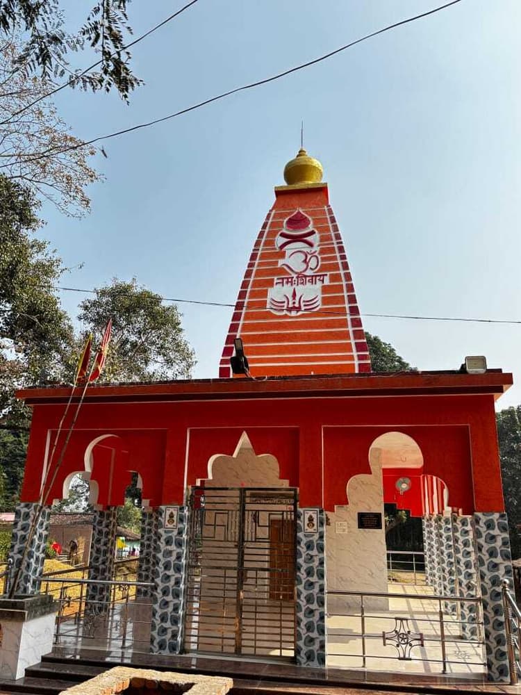 मंदिर के गुंबद पर पंचशूल स्थापित किया गया