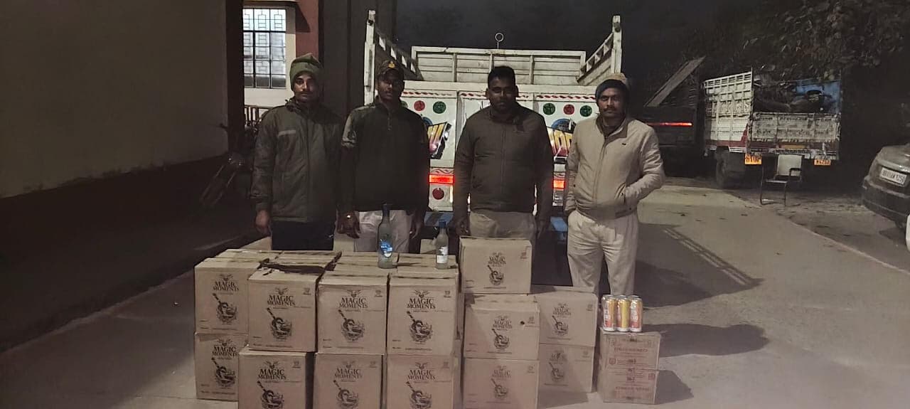 पिकअप से 31 कार्टून शराब बरामद
