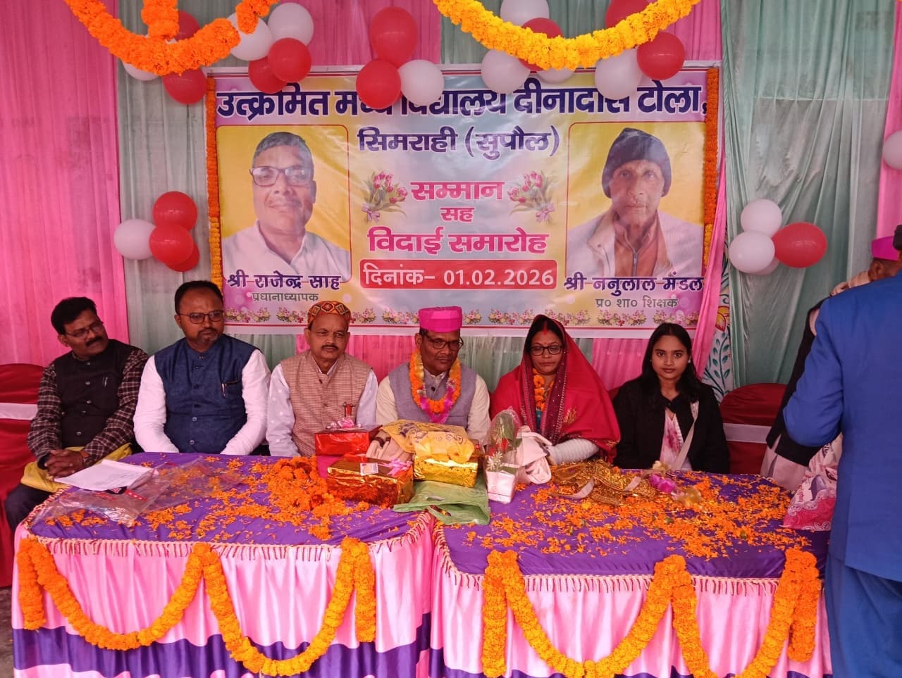 विदाई समारोह आयोजित कर प्रधानाध्यापक व सहायक शिक्षक को दी गयी विदाई