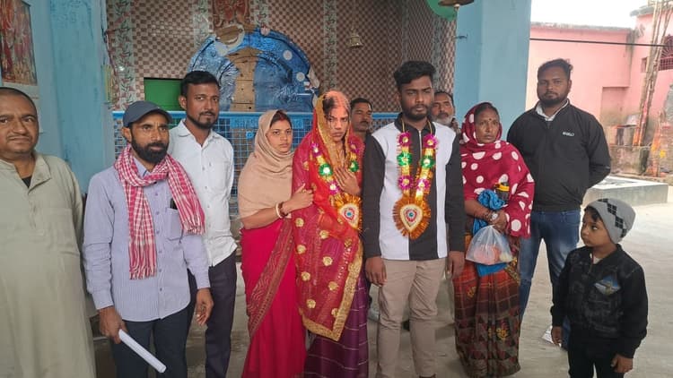 प्रेम प्रसंग में भागी लड़की प्रेमी के साथ पहुंची थाना, करायी गई शादी