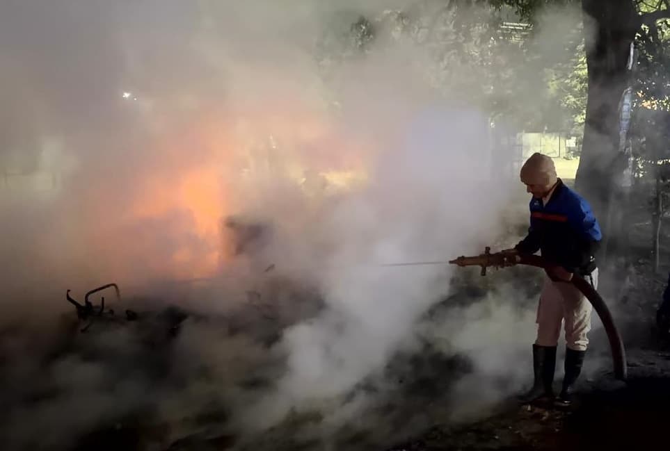 Bokaro News: बाइक गैरेज में लगी आग, तीन लाख रुपये से अधिक का नुकसान