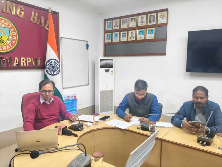 Chaibasa News : हाथियों की आवाजाही के लिए सात अंडरपास बनेंगे : डीआरएम