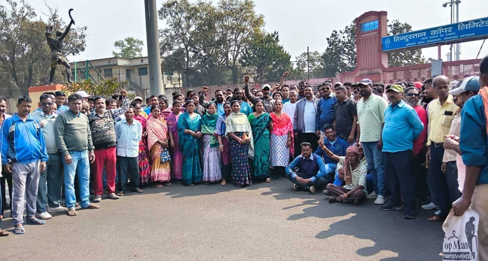 East Singhbhum News : मऊभंडार से 299 मजदूरों को हटाने से आक्रोश, कंपनी गेट पर प्रदर्शन