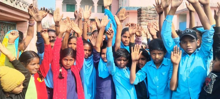 Bhagalpur news परिभ्रमण से लौटे बच्चे भूखे, आक्रोशित परिजनों ने की तालाबंदी