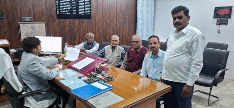 त्रिवेणीगंज बाजार में जाम-अतिक्रमण से परेशान हैं व्यापारी, एसडीएम को सौंपा ज्ञापन