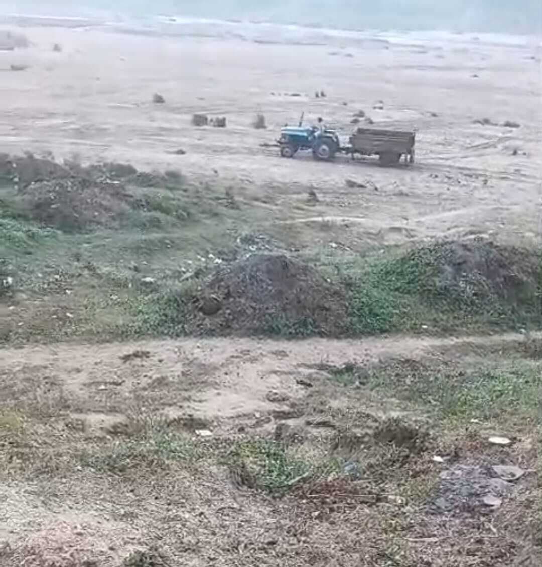 चांदन नदी के प्रतिबंधित घाटों से बदस्तूर जारी है बालू खनन, दो मौतों के बाद भी प्रशासन मौन