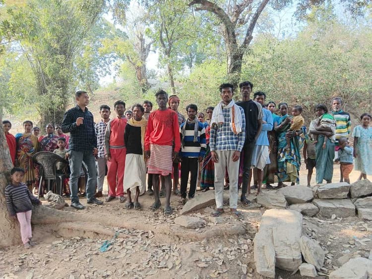 हमलोग जंगल के बीच रहते हैं नेताजी, अब तक नहीं बनी सड़क और न पहुंची बिजली