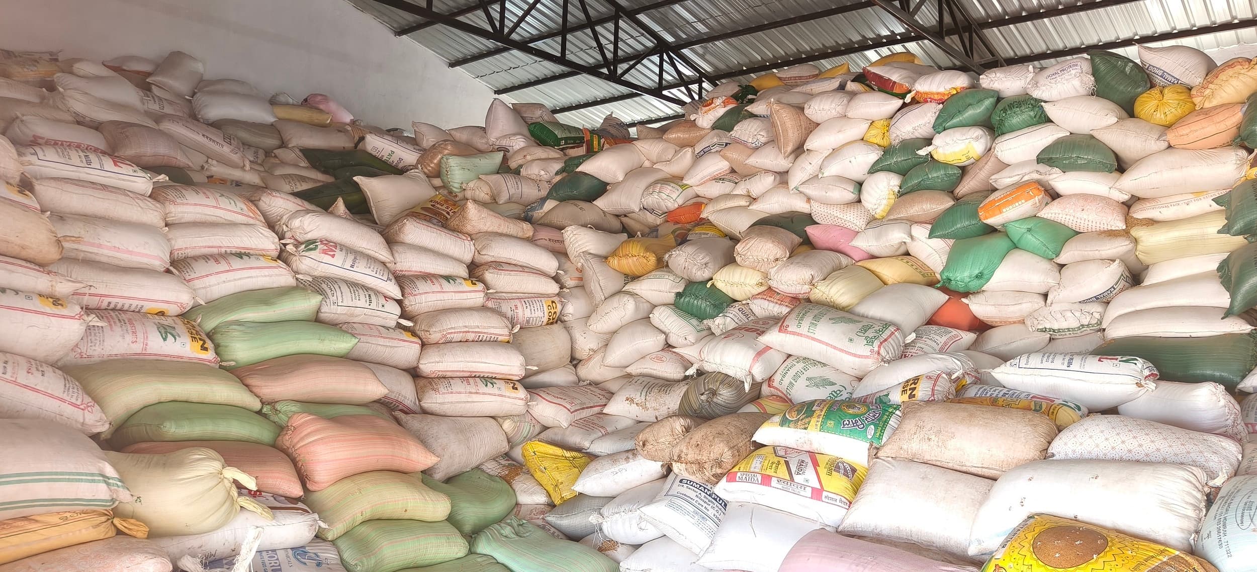 Bokaro News: गोदाम भरे, मिल से उठाव ठप, पैक्सों का चक्कर काट रहे किसान