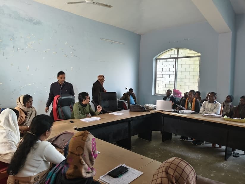 आवास निर्माण में लायें तेजी, सावधानी पूर्वक वोटर लिस्ट पुनरीक्षण का करें कार्य : बीडीओ