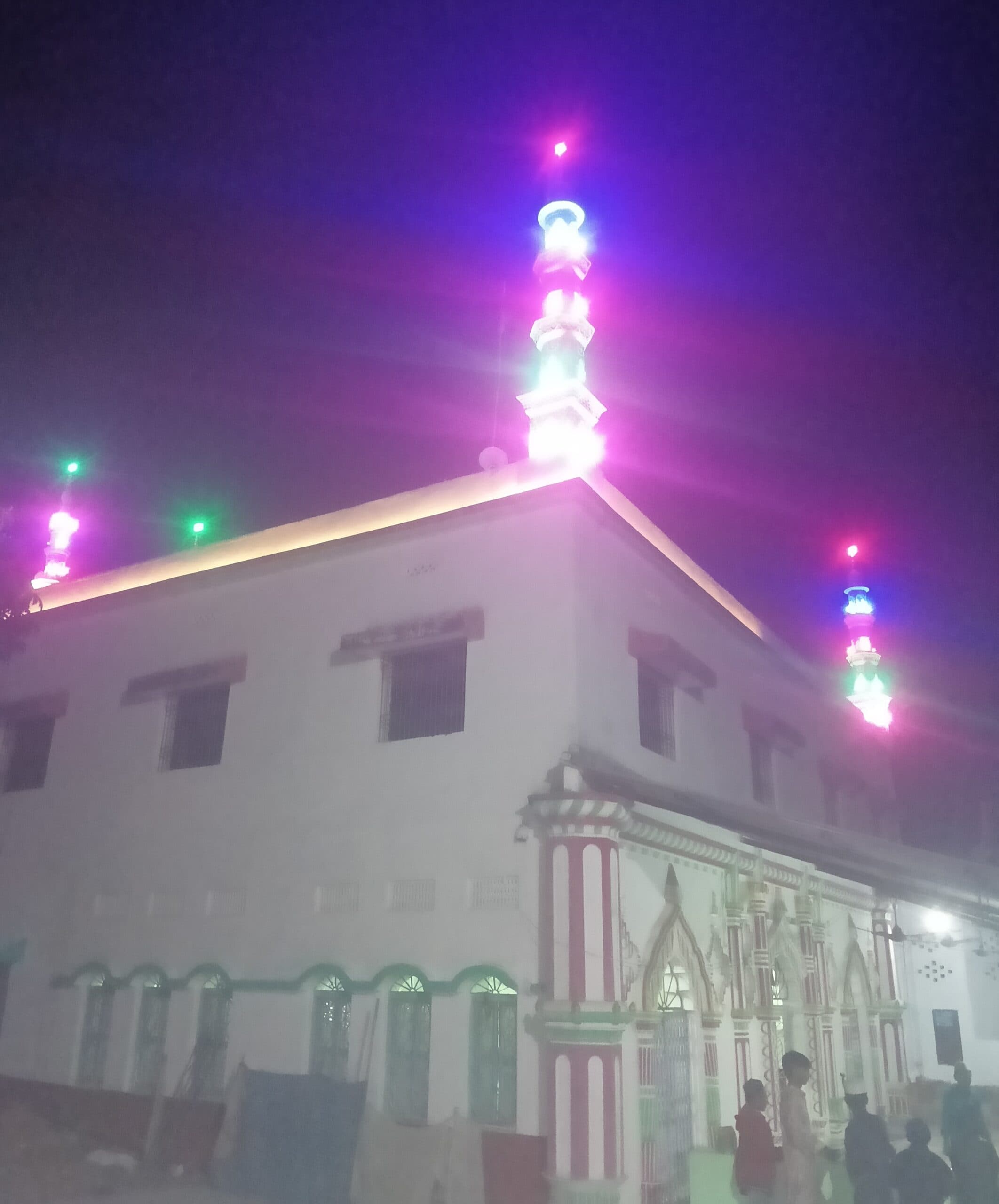 Giridih News: इबादत में गुजरी रात, दिनभर चला कुरानख्वानी, मिलाद शरीफ व फातिहा का दौर