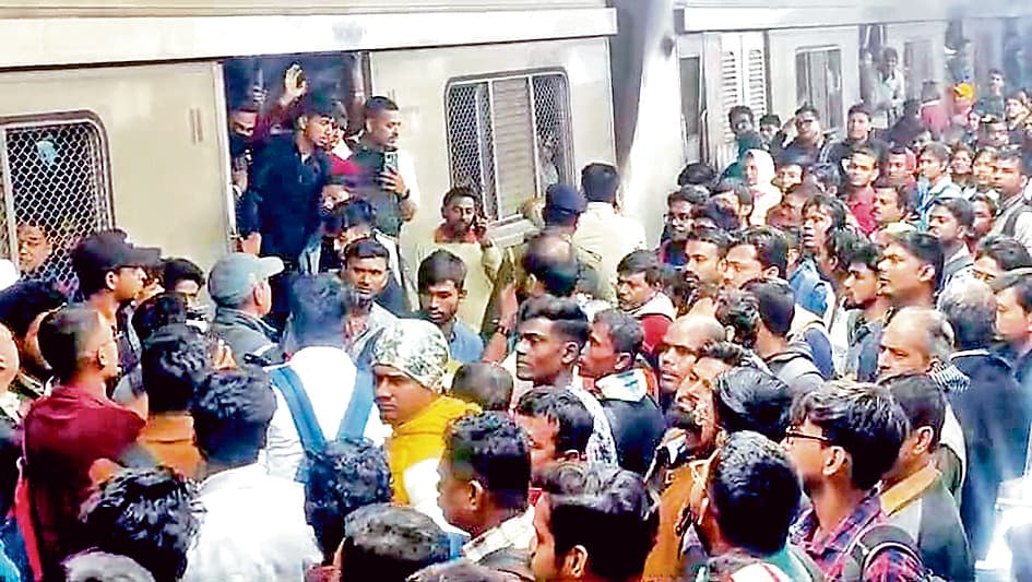 फ्लाईओवर से ट्रेन के सामने कूदा युवक, ओवरहेड तार से जलकर मौत