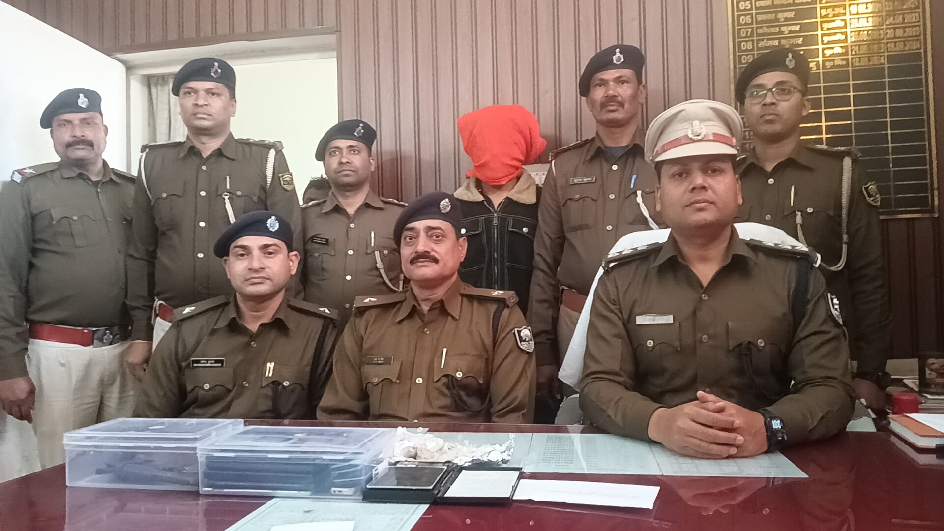 स्मैक, कट्टा व कारतूस के साथ युवक गिरफ्तार