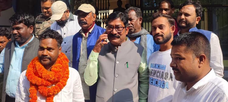 बुंडू ::: कांग्रेस समर्थित शंकर मुंडा व झामुमो के विजय बडाईक ने भरा परचा