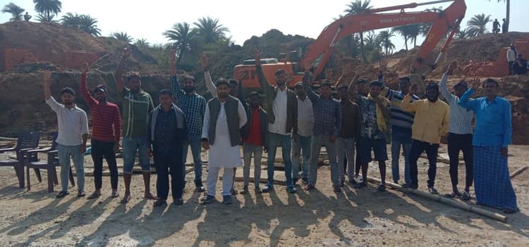 चेक डैम निर्माण में अनियमितता का आरोप लगा ग्रामीणों ने रुकवाया कार्य