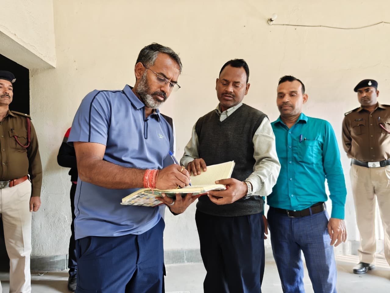 Giridih News :डीसी ने किया इवीएम वीवीपैट वेयरहाउस का मासिक निरीक्षण