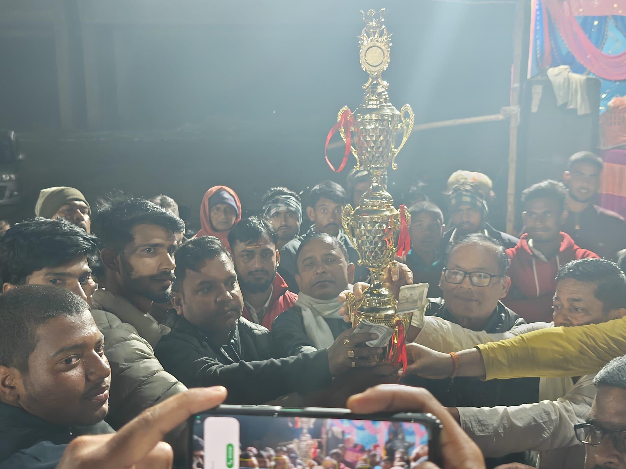 वॉलीबॉल फाइनल में डुमरिया खुर्द विजेता