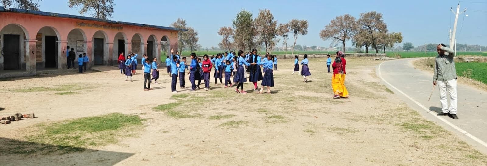 मध्यांतर में शिक्षकों को सड़क पर खड़े होकर करनी पड़ती है बच्चों की निगरानी