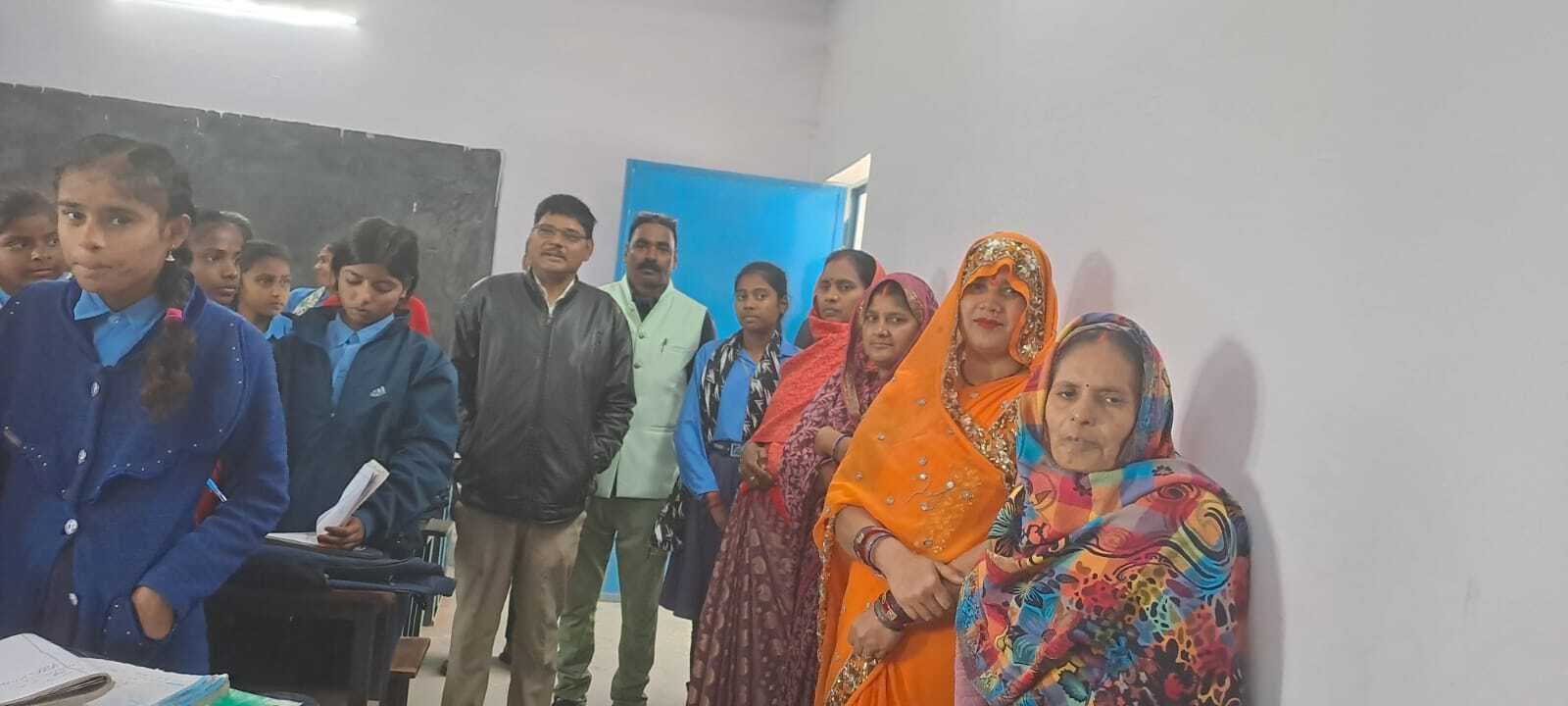 विद्यालय के बड़े कमरों में पार्टीशन कर एचएम ने दो वर्ग कक्ष का कराया संचालन