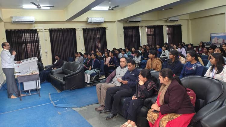 वैश्विक स्वास्थ्य चुनौतियों से निबटने में शैक्षणिक संस्थानों की अहम जवाबेदही : प्रो. मनोज