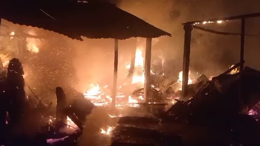 अज्ञात कारणों से लगी आग में दो घर जलकर नष्ट