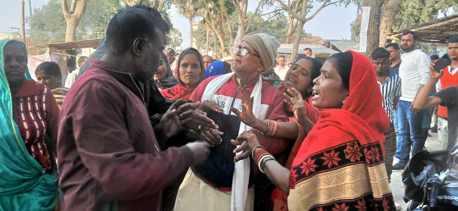 ठगी के शिकार पीड़ितों ने ठगी करने वाली महिला के ससुर को पकड़ किया हंगामा