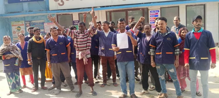 अस्पताल प्रबंधक पर दुर्व्यवहार का आरोप लगा सफाईकर्मियों ने किया प्रदर्शन