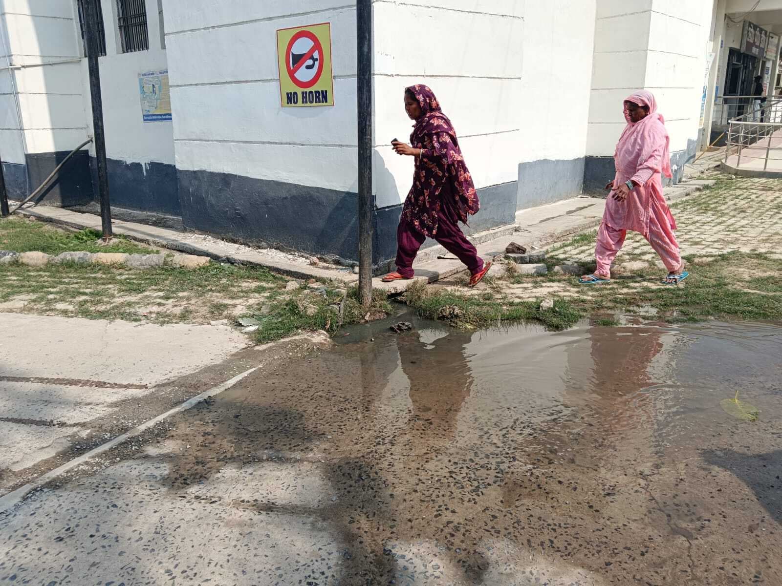 ओपीडी जाने वाले रास्ते में बह रहा शौचालय का गंदा पानी, मरीज व कर्मी दोनों परेशान