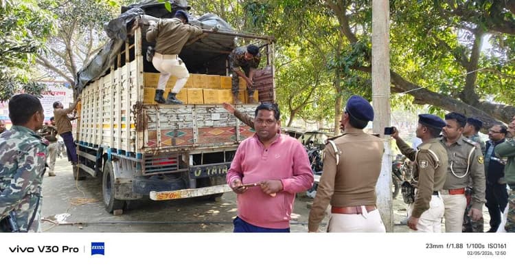 बाइक सवार को टक्कर मारकर भाग रहे ट्रक से 4844 लीटर शराब बरामद