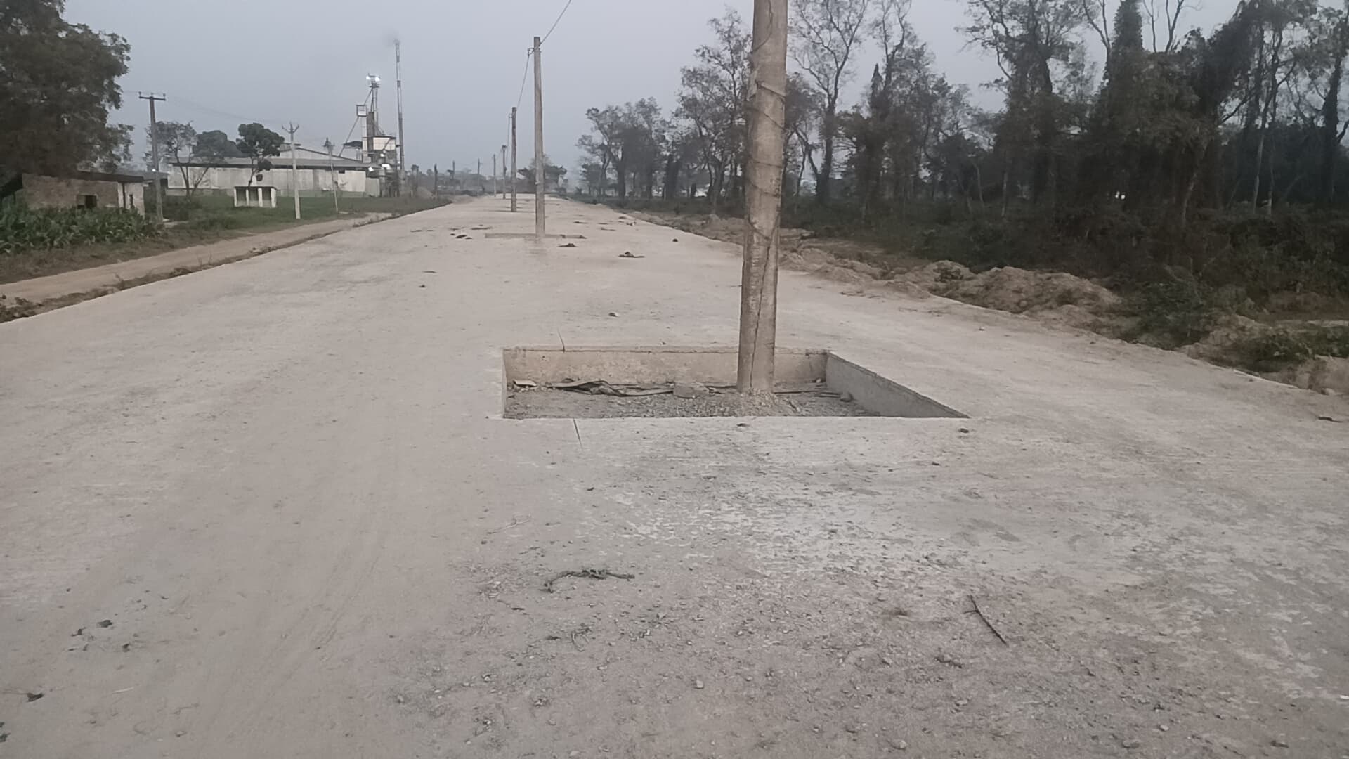 बिजली खंभा हटाये बिना ही बना दी सड़क