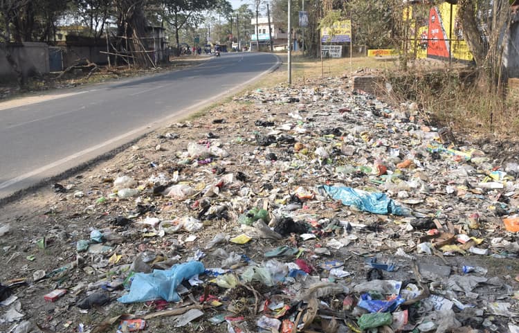 Bokaro News: नालियों की नियमित नहीं होती सफाई, सड़कों पर भी कचरे का अंबार