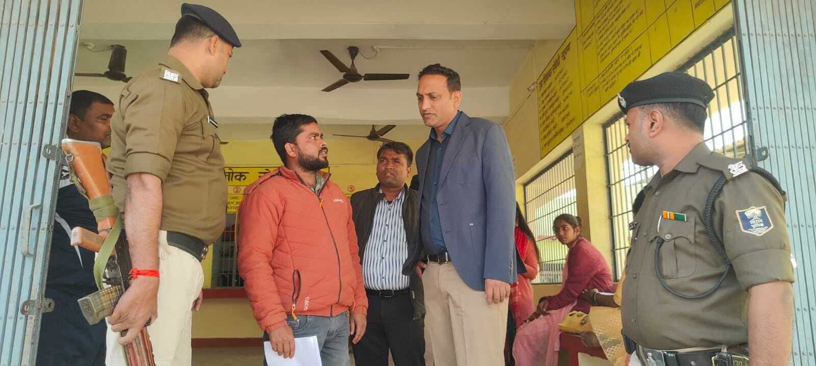 एसडीओ ने किया प्रखंड कार्यालय व आरटीपीएस का निरीक्षण