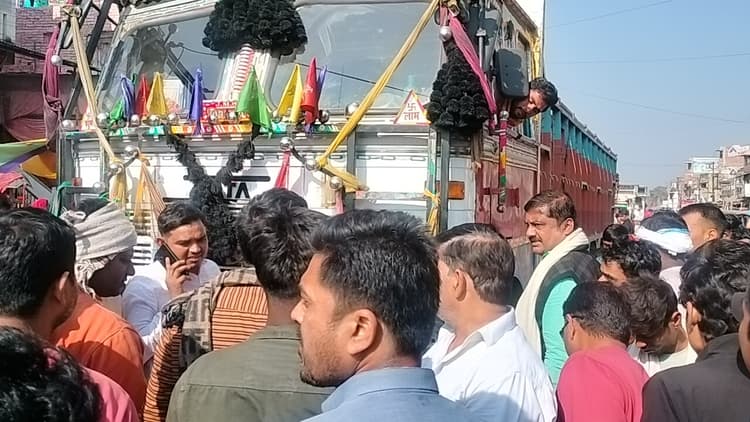 ट्रक ने बाइक में मारी टक्कर, बाल-बाल बचा बाइक चालक