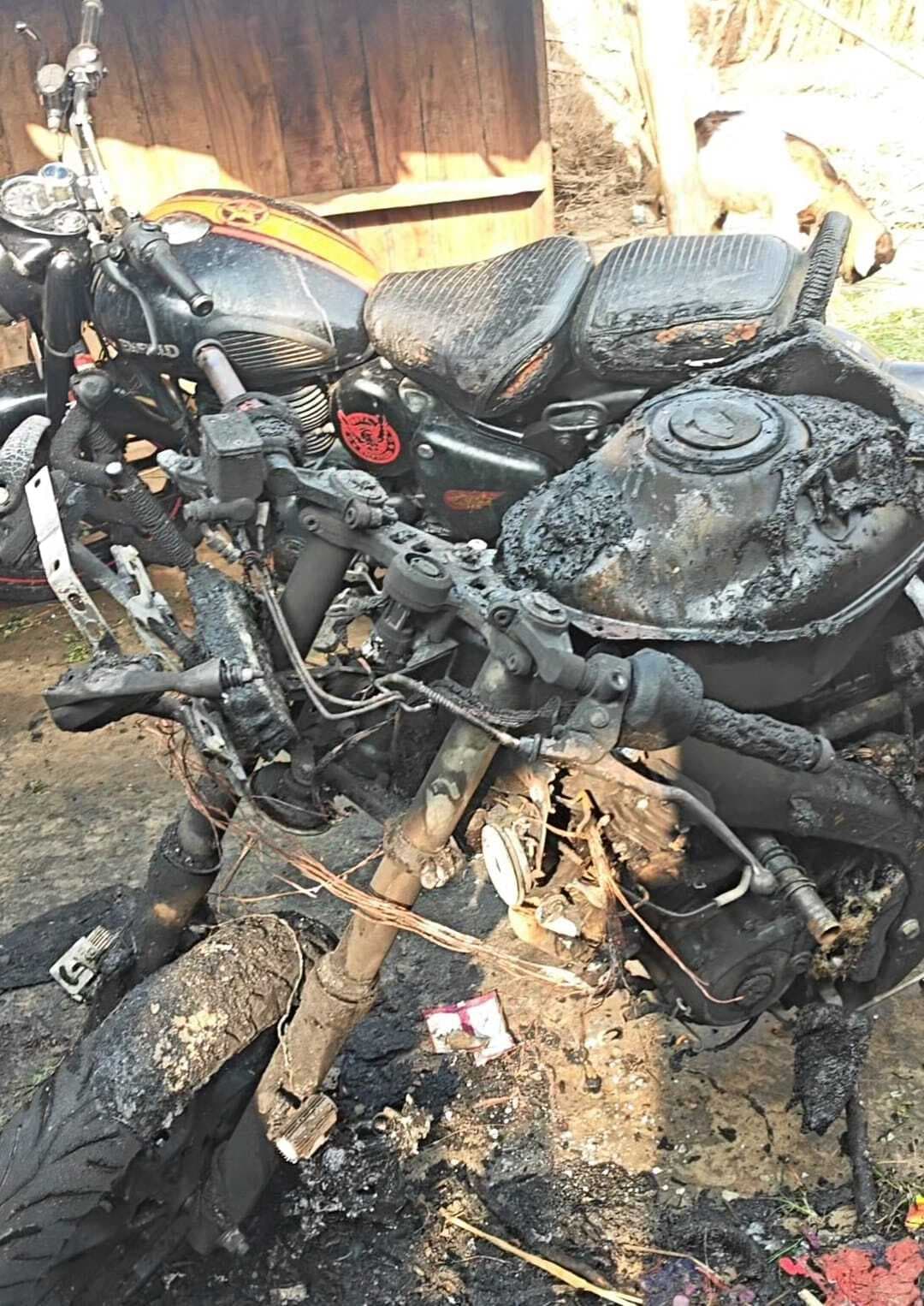 अज्ञात कारणों से लगी आग में एक ही परिवार के तीन वाहन जलकर बर्बाद