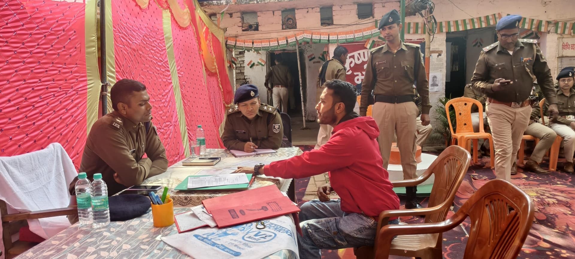 जनता दरबार में एसपी ने लोगों की शिकायत सुन दिलाया भरोसा
